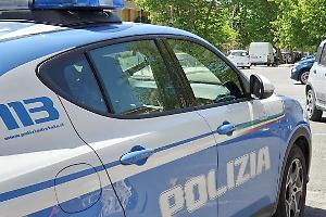 Ruba una borsa vuota nell'autolavaggio, inseguito e bloccato dai dipendenti