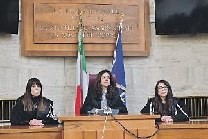 Maltratta la compagna e la figlia: "Papà mi ha preso a calci"