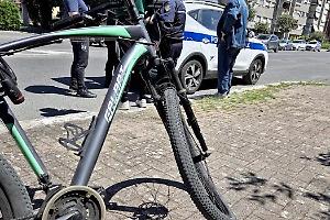 Investe un adolescente e non si ferma, poi ripassa: anziano fermato da un testimone