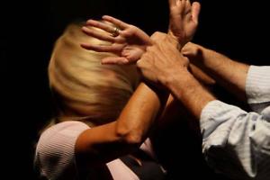 Una furia contro la compagna e davanti ai figli: arrestato