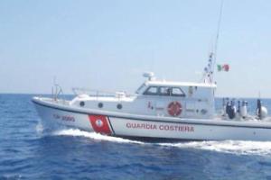 Vela francese urta la barra sabbiosa e finisce spiaggiata al Circeo