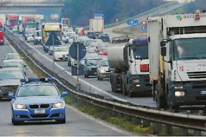Ciclista investito sulla Pontina: forti disagi al traffico