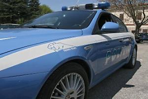 Cocaina, hashish, contanti e un machete: 25enne arrestato dalla Polizia