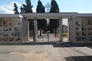 Rubati i fiori sulla tomba di Alexandra