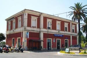 Molesta due donne alla stazione: denunciato per violenza sessuale