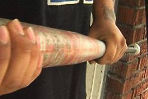 Armato di bastone minaccia e poi resiste alla Polizia: arrestato