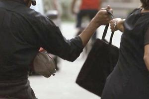 Donna scippata da due ragazzi, un agente li insegue e recupera la borsa