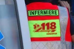 Taglia la strada ad un 17enne in moto, caccia al Suv pirata