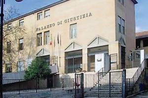 Alunne palpeggiate in classe dal prof, si va dal gup