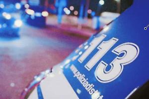 Tre ladri in fuga a piedi tra le case, lasciano un'auto