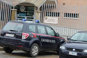 Sezze, in auto con due coltelli a serramanico: denunciato 51enne