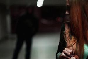 Maltratta e perseguita la ex compagna, condannato a tre anni