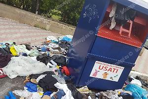 Abiti usati, una maledizione. La coop della raccolta è fallita