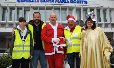 Regali e sorrisi per i piccoli pazienti del Goretti