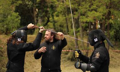 Quando le spade tornano a colpire sul serio: la scherma storica fa incetta di medaglie
