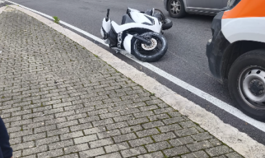 Latina, incidente tra auto e scooter in via Isonzo: un ferito