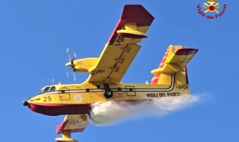 Incendio boschivo lambisce il paese, primi voli per in Canadair