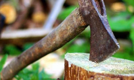 Aggredisce la nipote con un'ascia, denunciato il nonno