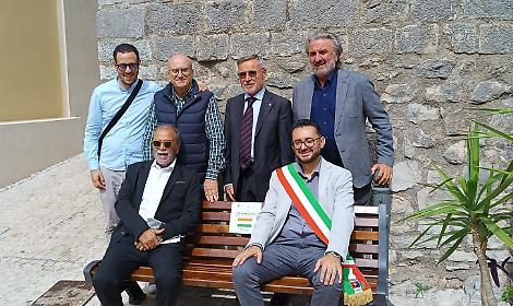 Inaugurata a Maenza la panchina dedicata a Satnam Singh