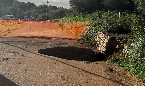 Voragine sulla Ninfina, stabilit&agrave; a rischio: strada chiusa, accertamenti in corso