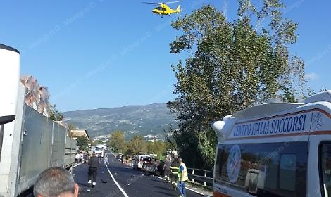 Incidente sulla statale 630: pickup si scontra con un tir, grave un giovane