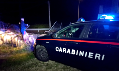 Perde il controllo dell&rsquo;auto e finisce la corsa nel fossato