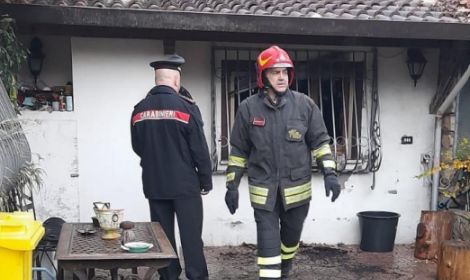 Abitazione in fiamme: donna salvata dai vicini, muore il cane a causa delle esalazioni