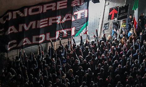 Saluto romano durante la commemorazione di Acca Larentia: esplode il caso