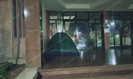 Restano senza casa e scatta la protesta, dormono sotto al Comune