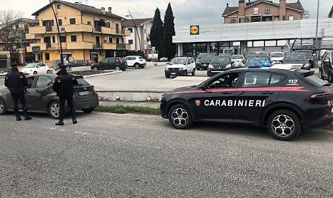 Armato prova a sfuggire ai carabinieri: 39enne di Aprilia arrestato dopo una colluttazione