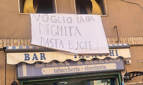 Crisi della Vola, dipendenti senza stipendio: l'appello disperato su uno striscione
