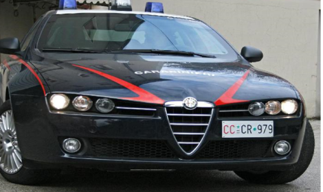 Nell'auto nascondevano due coltelli a serramanico, scatta la denuncia
