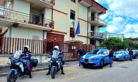 Immigrazione irregolare a Fondi, controlli della Polizia: trovati 23 stranieri in un&rsquo;abitazione