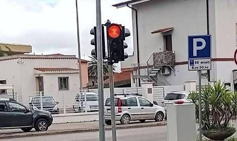 Campoverde, dopo sette mesi torna in funzione il semaforo