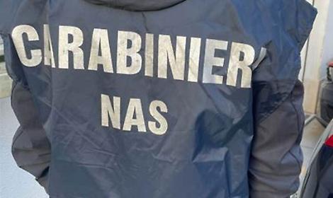 Chiusa rivendita alimentare abusiva: sequestrati cibi scaduti per 20mila euro