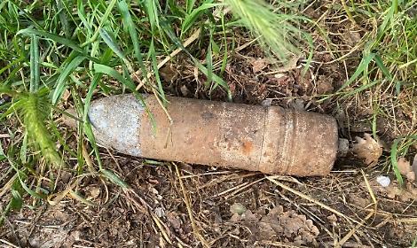 Ordigno bellico lasciato sul ciglio della strada