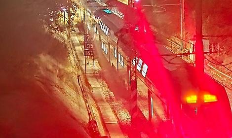 Guasto sulla linea ferroviaria, treno fermo per ore e disagi infiniti