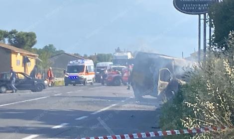 Incidente tra tre mezzi, muore una donna