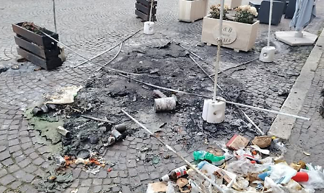 Gazebo in fiamme, paura in centro: c'&egrave; gi&agrave; un sospettato