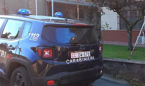 Minacciano e picchiano il commerciante per rubare alcolici: denunciati in due a Norma