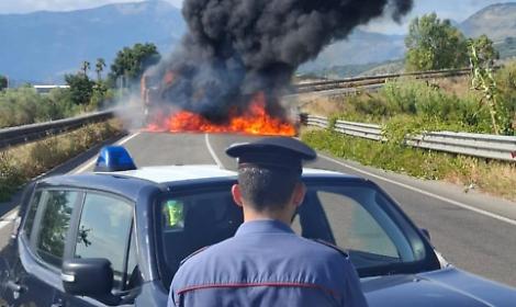 Autocarro in fiamme sulla Frosinone-Prossedi