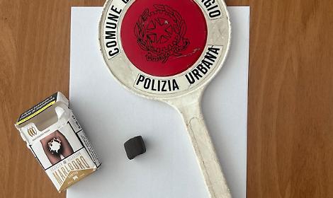 Droga nella teca del defibrillatore