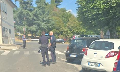 Ordigno sotto un&rsquo;auto vicino al municipio di Norma, artificieri in azione