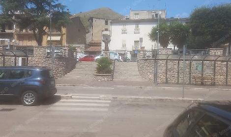 Rissa in piazza finisce a coltellate