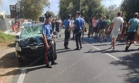Auto travolge alcuni passanti, un morto e un ferito