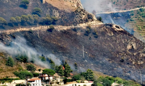 Provinciale ancora chiusa al traffico dopo il vasto rogo