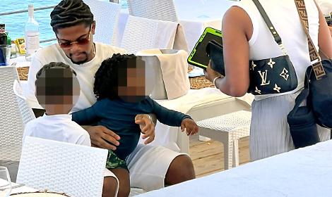 Il calciatore della Roma Leon Bailey si rilassa a Ponza: pranzo di mare al Rifugio dei Naviganti