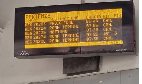 Linea ferroviaria Roma - Nettuno,&nbsp; passeggeri costretti sul treno per oltre due ore