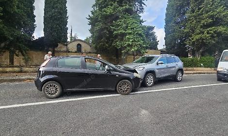 Evita un cinghiale ma invade l&rsquo;altra corsia, scontro inevitabile tra auto