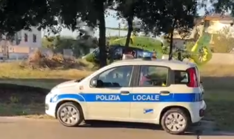 Grave incidente tra Aprilia e Nettuno: auto si schianta contro muro e albero